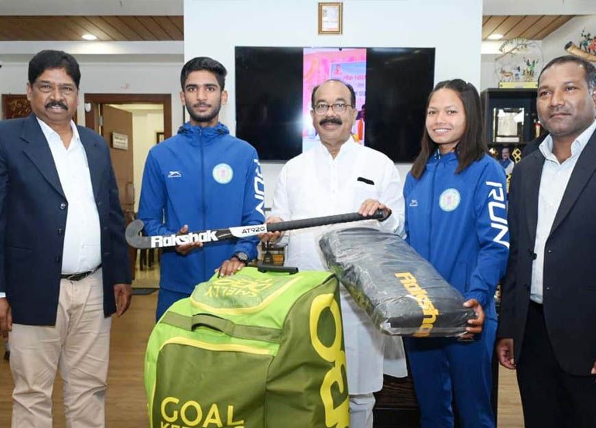 रायपुर : उप मुख्यमंत्री अरुण साव ने नेशनल सेंटर ऑफ एक्सीलेंस में परफॉर्मेंस असेसमेंट के लिए चयनित खिलाड़ियों को दिए हॉकी किट