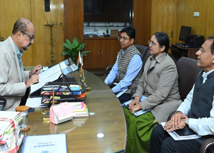 रायपुर : राज्यपाल डेका ने गोद ग्रामों में आजीविका कार्यो को गति देने के दिए निर्देश