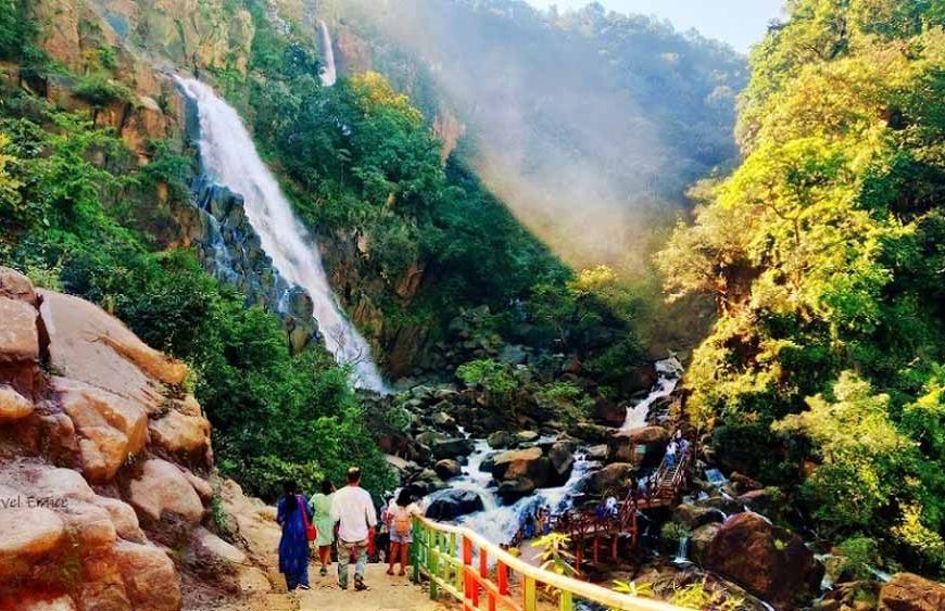 नववर्ष पर सैलानियों से आबाद हुआ झारखंड का लोध फॉल, सबसे ऊंचे जलप्रपात की खूबसूरती ने मोहा मन