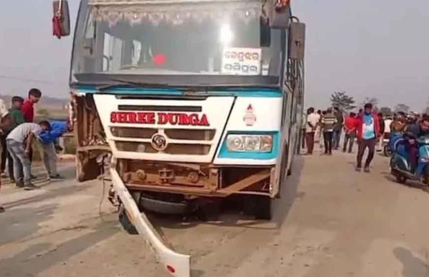 मयूरभंज में दर्दनाक सड़क हादसा: बस की टक्कर से तीन युवकों की मौके पर मौत