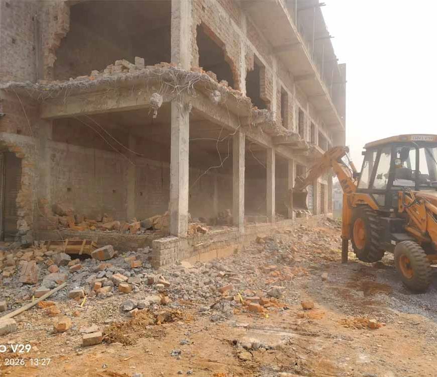 रायपुर के चंगोराभाठा में निर्माणाधीन भवन पर चला बुलडोजर, अनुमति के विपरीत किया था निर्माण