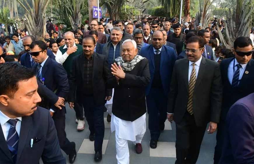 बिहार के मुख्यमंत्री नितीश और अधिकारीयों ने विभिन्न इलाकों का किया भ्रमण, लोगों का किया अभिवादन