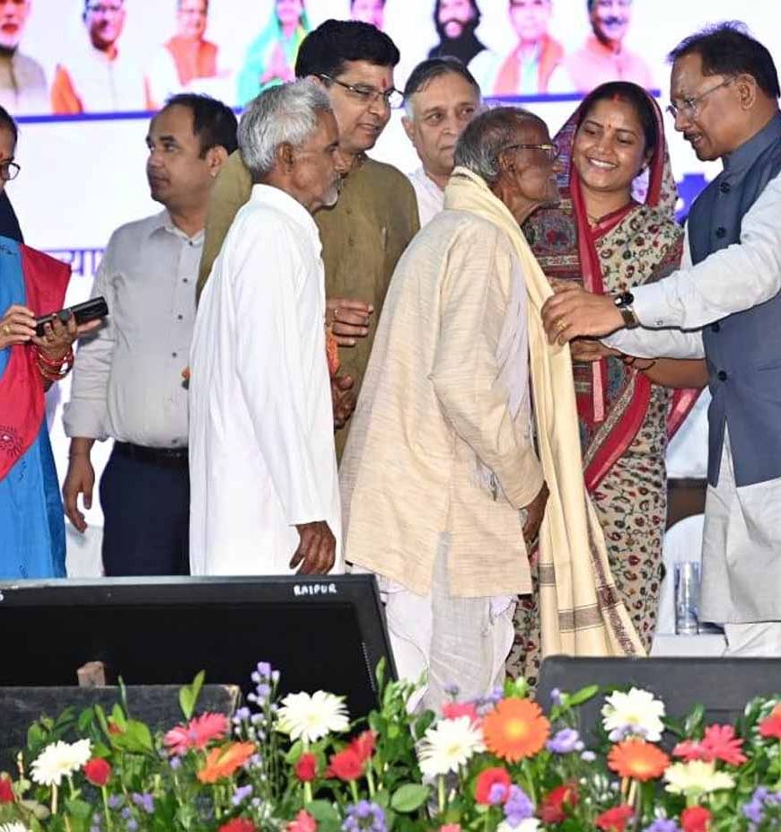 छत्तीसगढ़ में वरिष्ठ नागरिकों को सशक्त सामाजिक सुरक्षा तंत्र, आधार कार्ड एवं अन्य वैध दस्तावेजों से मिल रहा योजनाओं का लाभ