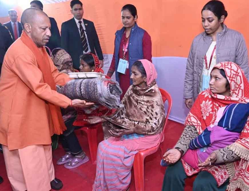 मुख्यमंत्री ने भीषण ठंड में  रैनबसेरा पहुंच लोगों का जाना हाल