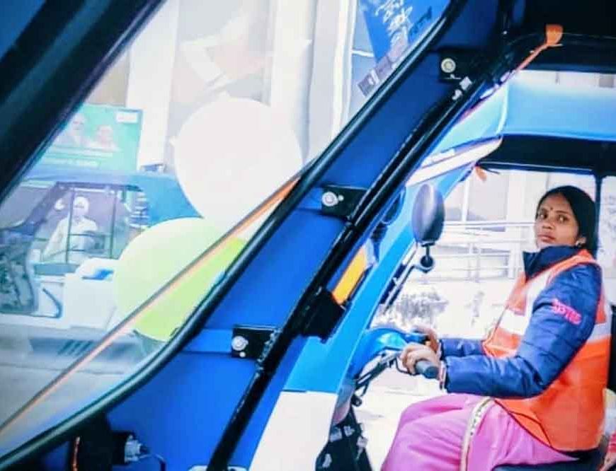 दिन-रात बेखौफ फर्राटा भरती हैं ट्रेनर दीदी और 60 सहेलियां, सेफ मोबिलिटी से बन रहीं लखपति