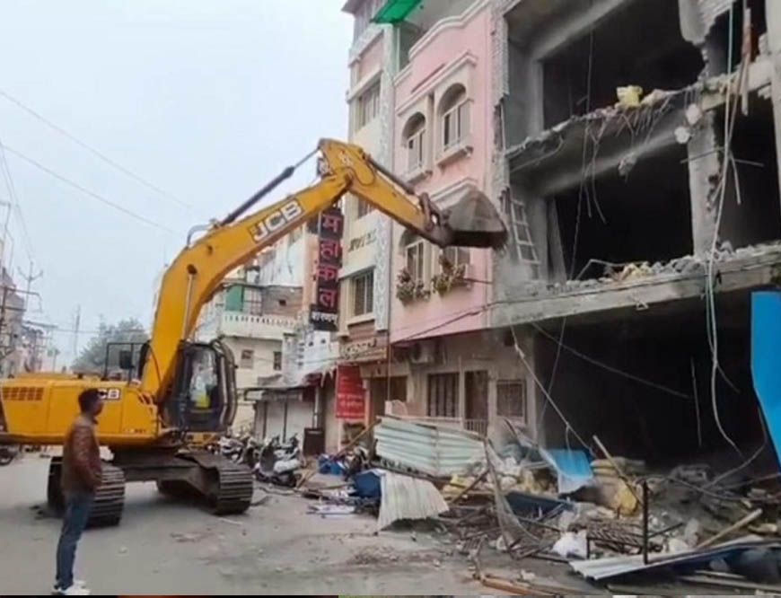 उज्जैन में महाकाल मंदिर के पास चला बुलडोजर, 3 मंजिला अवैध होटल को गिराया, मची अफरा-तफरी