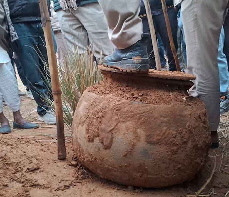 टोंक के निवाई में मिले घड़े का रहस्य गहराया, रात में फिर शुरू हुई खुदाई