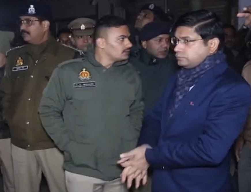 संभल में बिजली चोरी पर सख्ती, डीएम-एसपी ने सड़क पर उतरकर संभाला मोर्चा