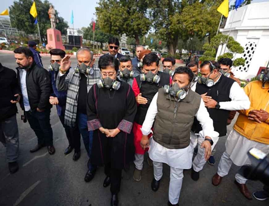 दिल्ली प्रदूषण पर सियासत तेज: ‘आप’ विधायकों का विधानसभा परिसर में प्रदर्शन