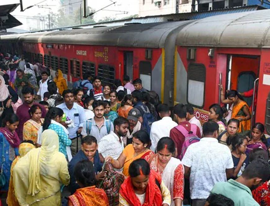 होली के दौरान कंफर्म टिकट की मारामारी! यूपी-बिहार रूट की इन ट्रेनों में सीटें फुल