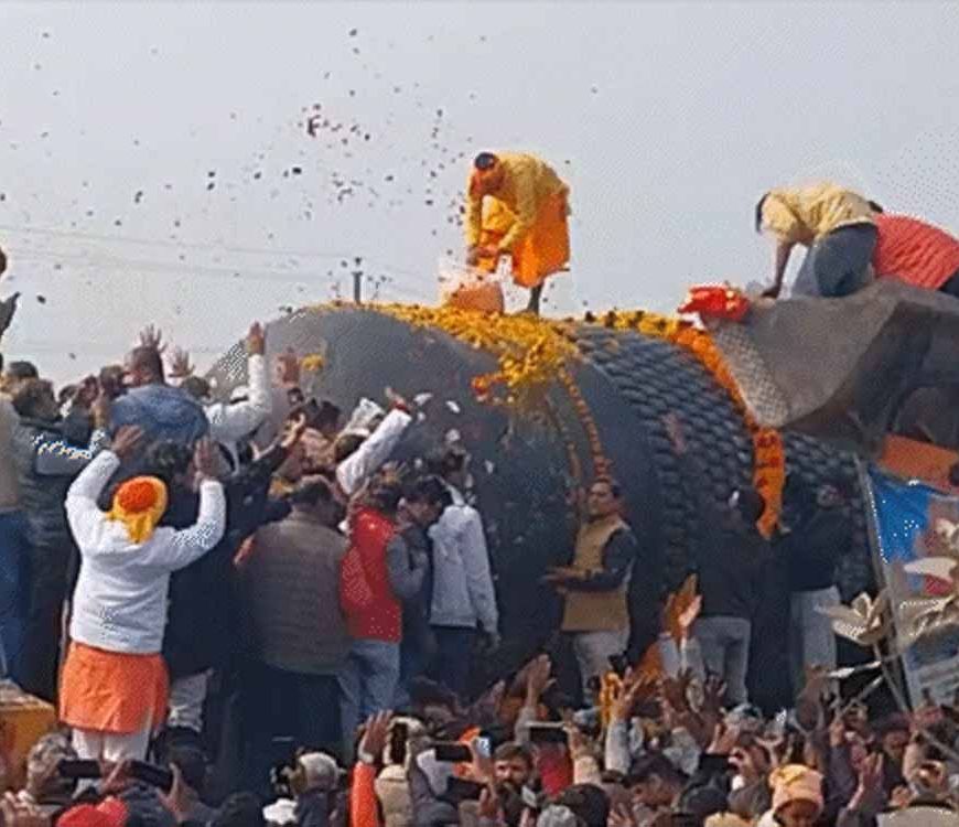 चम्पारण के विराट रामायण मंदिर में पहुंचा दुनिया का सबसे ऊंचा शिवलिंग, हेलिकॉप्टर से बरसेंगे फूल