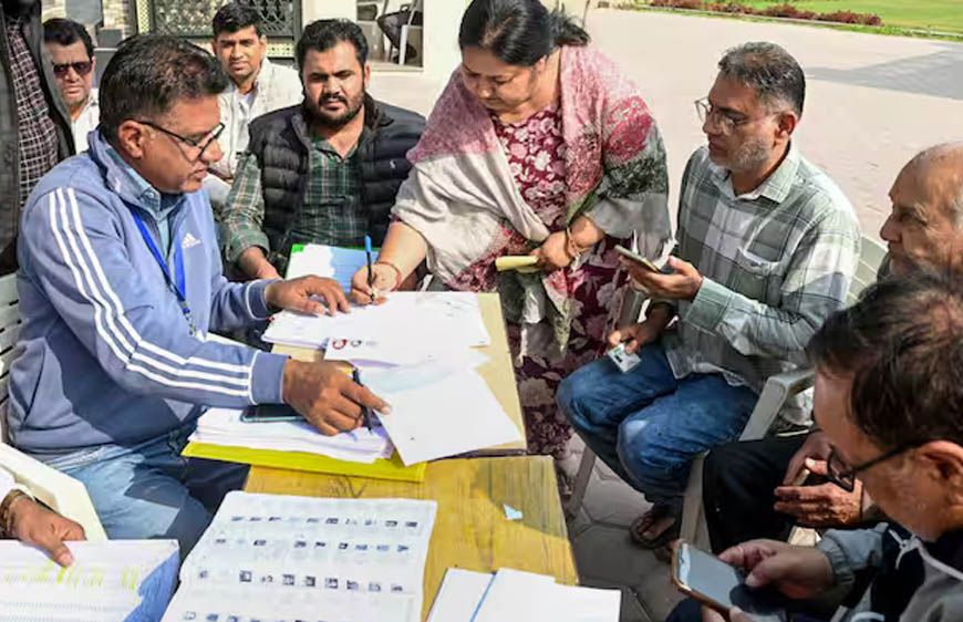 यूपी में 12.55 करोड़ से ज्यादा वोटर, 2.89 करोड़ नाम कटे, SIR ड्राफ्ट लिस्ट की बड़ी बातें