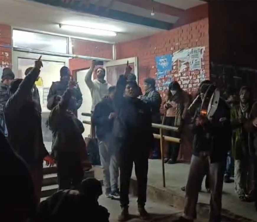 JNU में पीएम मोदी और अमित शाह के खिलाफ लगे आपत्तिजनक नारे, ‘कब्र खुदेगी’ बयान पर मचा बवाल