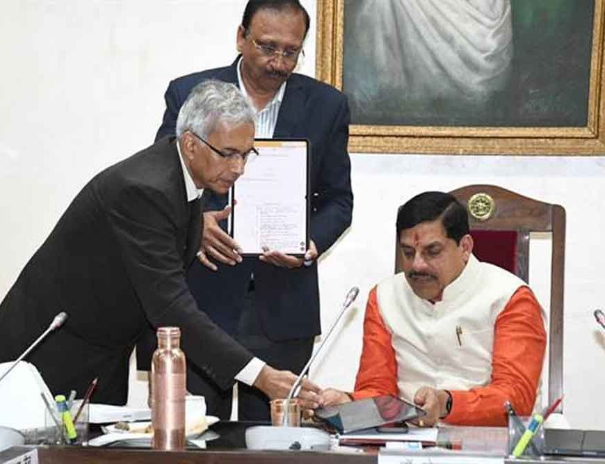 मंत्रि-परिषद की बैठक में मंत्री-परिषद सदस्यों को मिले टैबलेट