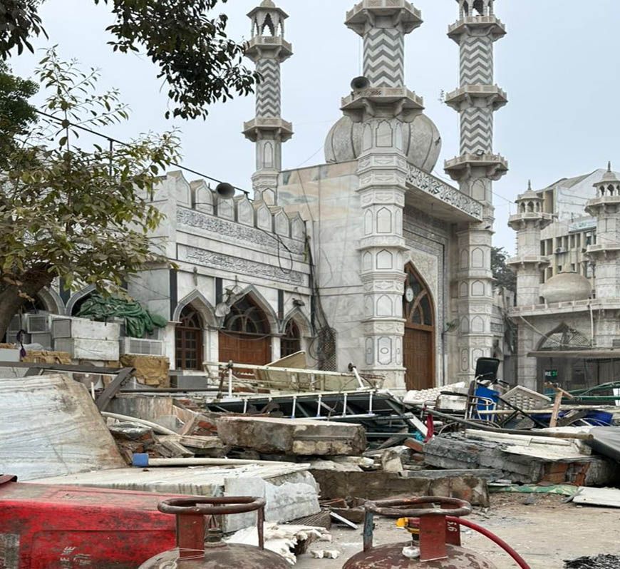 दिल्ली में मस्जिद के पास बुलडोजर कार्रवाई के बाद का मंजर, तस्वीरों में हालात