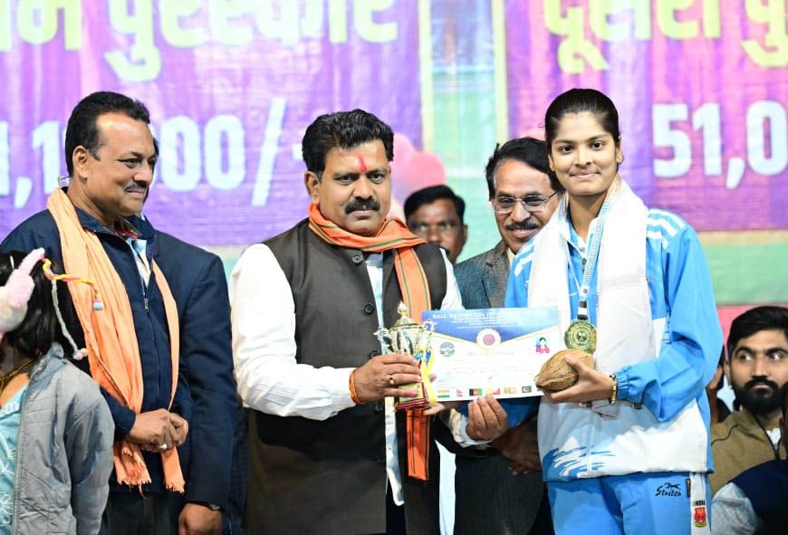 साउथ एशियन बॉल बैडमिंटन चैंपियनशिप की स्वर्ण विजेता रिया तिवारी का रायपुर में सम्मान