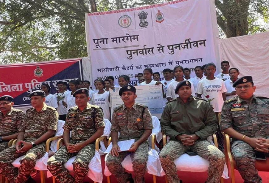सुकमा में 26 नक्सलियों ने किया सरेंडर, 65 लाख का इनाम पाने वाले 13 माओवादियों समेत सात महिलाएं शामिल