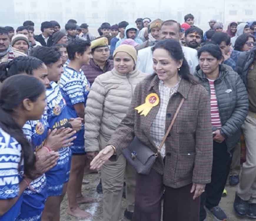 गम से निकलकर कर्म की राह पर लौटीं हेमा मालिनी, धर्मेंद्र के निधन के बाद पहली बार दिखी मुस्कान