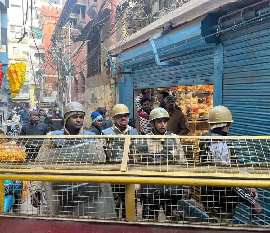 वाराणसी दालमंडी में अवैध निर्माण पर चला बुलडोज़र, भारी पुलिस बल की तैनाती