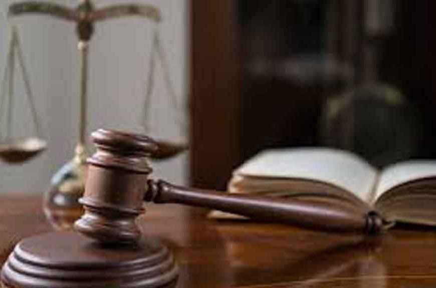 चुपचाप खड़ी रहो…महिला के इस एक वाक्य से भड़क उठे जज साहब, अदालत में मचा हंगामा