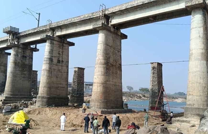 कोयल नदी रेलवे पुल में दरार से हड़कंप, 2 महीने तक कई ट्रेनें रद्द, लोहरदगा स्टेशन बंद