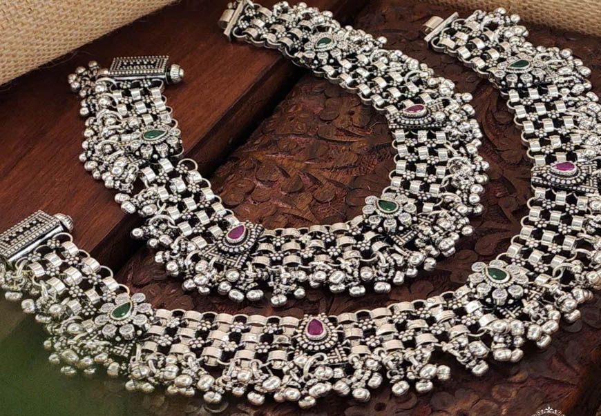 चांदी की कीमत में 12 हजार रुपये से अधिक गिरावट, सोना भी हुआ सस्ता, जानें ताज़ा रेट