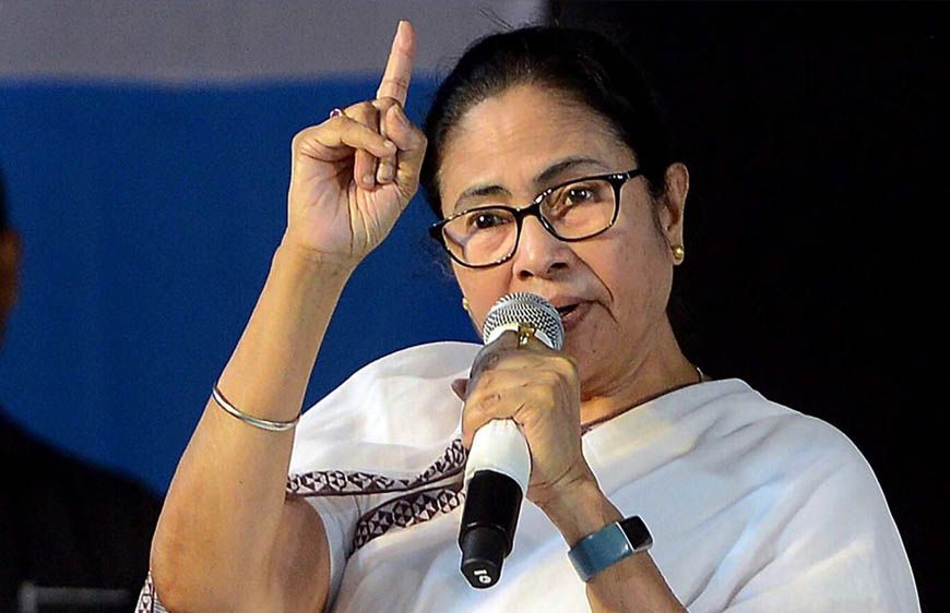 कोलकाता में ED की रेड के बीच ममता बनर्जी का बयान, बोलीं - गृहमंत्री लोकतंत्र नहीं बचा पा रहे