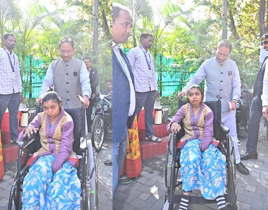 जनदर्शन में दिव्यांगजनों को मुख्यमंत्री ने दीं बैटरी ट्राइसिकल, व्हीलचेयर और श्रवण यंत्र भी बांटे