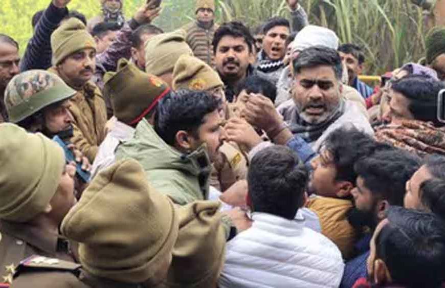 रूबी के घर जाने से रोके गए अतुल प्रधान, समर्थकों संग हुई धक्कामुक्की, धरने पर बैठे विधायक