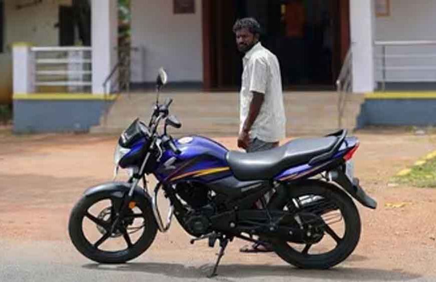 एफआईआर न होने से नाराज़ युवक, कमिश्नर ऑफिस से पुलिसकर्मी की बाइक लेकर हुआ फरार