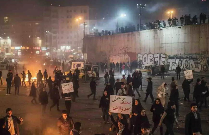 ईरान में खामेनेई की सेना का कहर: डॉक्टर का दावा, तेहरान में 217 मौतें, अधिकतर गोलीबारी में मरे