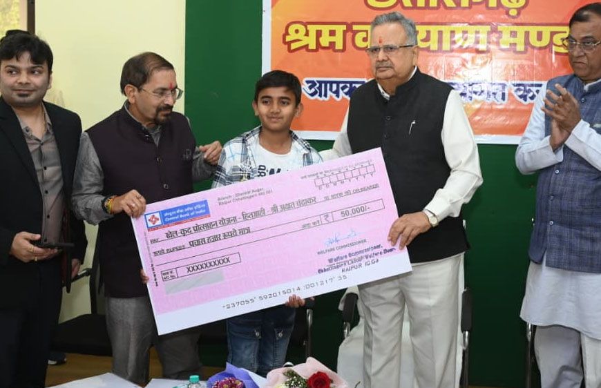 मजदूरों के हित में बड़ी पहल: छत्तीसगढ़ विधानसभा अध्यक्ष डॉ. रमन सिंह ने 6,000 श्रमिक परिवारों को दी योजनाओं की सौगात