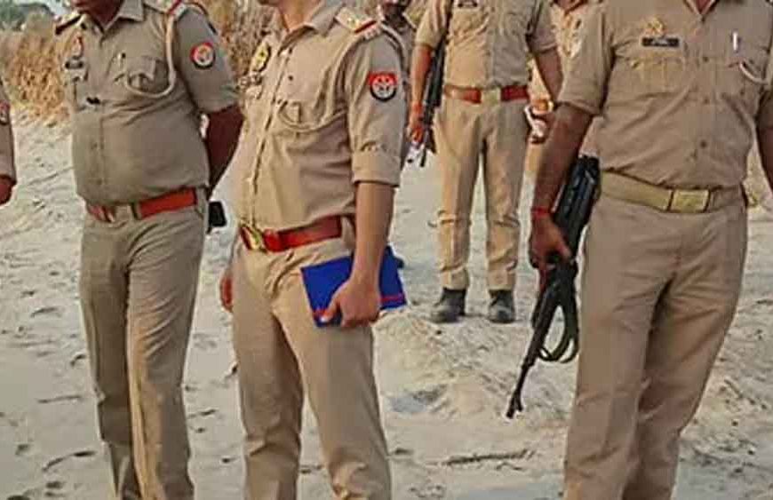 राम मंदिर पर अश्लील पोस्ट से भड़की हिंसा, यूपी में पुलिस के सामने हिंदूवादी नेताओं पर पथराव
