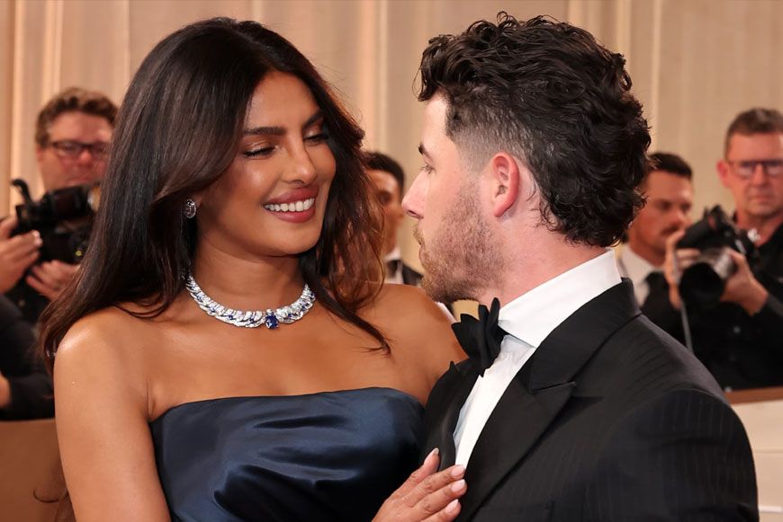 वेस्टर्न गाउन में ग्लैमरस अंदाज़ में दिखीं प्रियंका चोपड़ा, पति निक ने प्यार से संवारे बाल