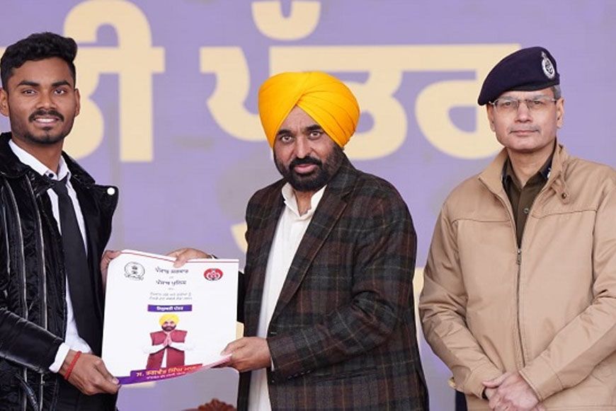 मुख्यमंत्री भगवंत सिंह मान ने 1,746 कांस्टेबलों को नियुक्ति पत्र सौंपे, रोजगार का तोहफा