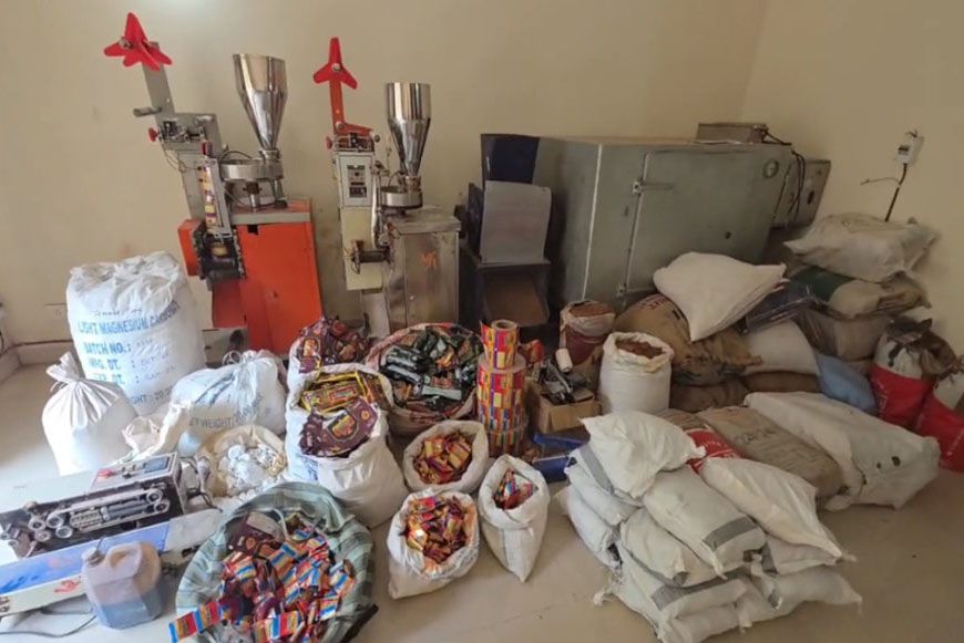 इंदौर में नकली पान मसाला बनाने वाले कारखाने का भंडाफोड़, तीन गिरफ्तार, मशीन और सामान जब्त