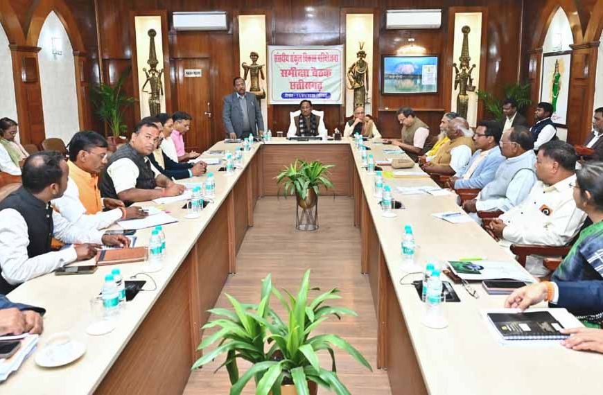 मुख्यमंत्री साय ने की सांसद संकुल विकास परियोजना की समीक्षा, जनजातीय विकास को मिलेगी गति