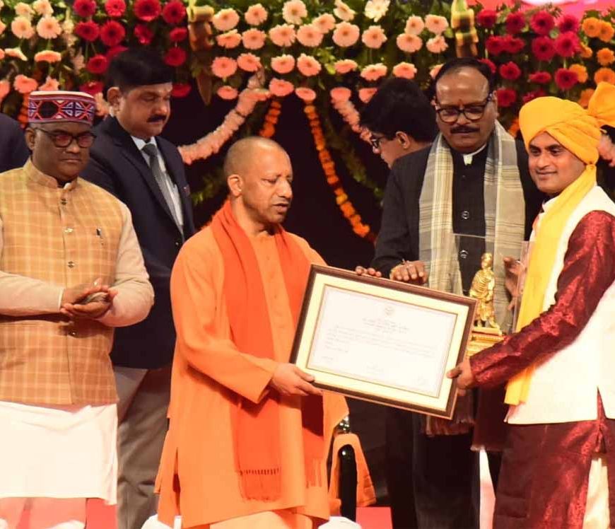 सीएम ने व्यक्तिगत श्रेणी में 10 व तीन-तीन युवक/महिला मंगल दल को किया सम्मानित