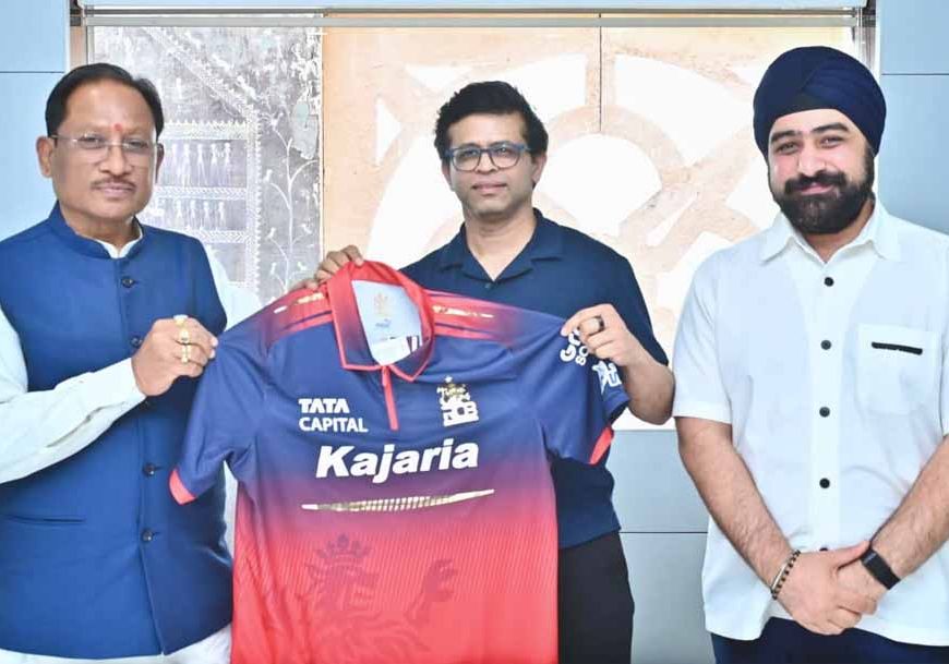 छत्तीसगढ़ में आईपीएल की तैयारी: मुख्यमंत्री साय को आरसीबी का जर्सी किया भेंट