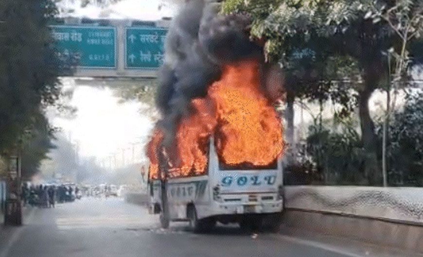 इंदौर में वाहन टकराने के बाद शुक्ला ब्रदर्स की बस में आग, यात्री सुरक्षित, फायर ब्रिगेड ने पाया काबू