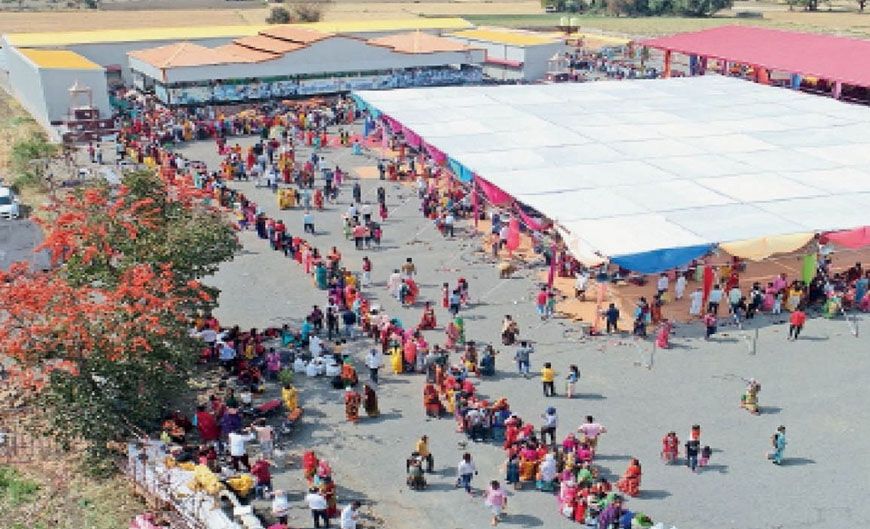 मकर संक्रांति पर कुबेरेश्वरधाम में भक्तों का उमड़ा सैलाब, शिव भोग के लिए बने 5100 तिल-गुड़ के लड्डू