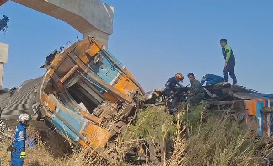 थाईलैंड में भयानक रेल हादसा: चलती ट्रेन पर गिरा क्रेन, 22 यात्रियों की मौत