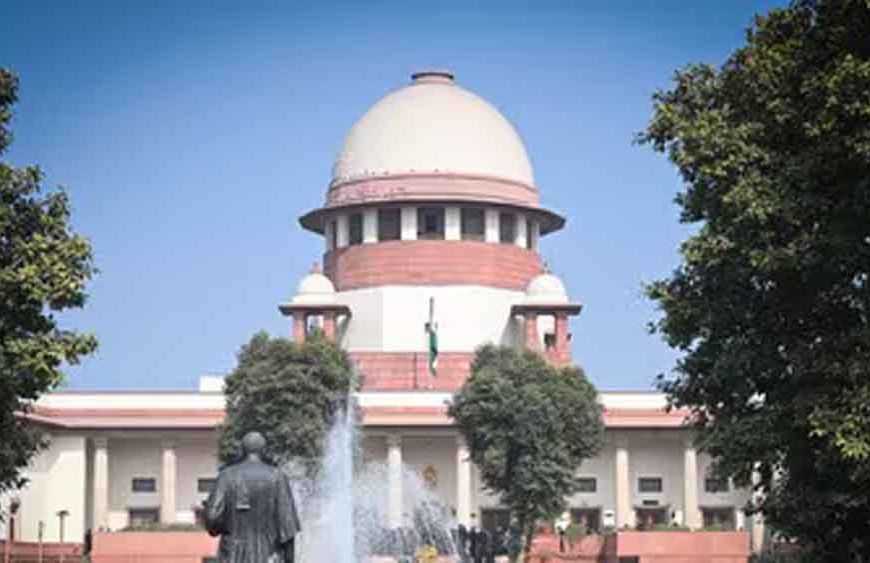 सावरकर की तस्वीर हटाने की मांग पर सुप्रीम कोर्ट सख्त, याचिकाकर्ता पूर्व अधिकारी को कड़ी फटकार