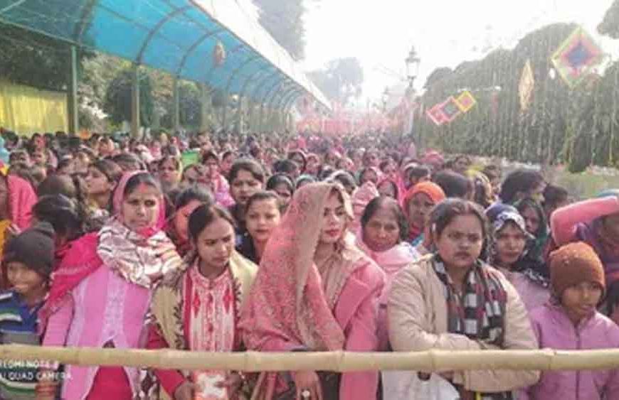 मकर संक्रांति से पहले गोरखनाथ मंदिर में श्रद्धालुओं की भीड़, खिचड़ी चढ़ाने का सिलसिला शुरू