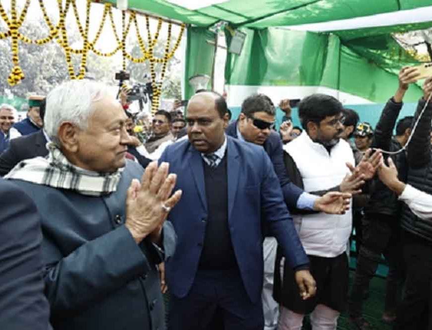 बिहार: जदयू के दही-चूड़ा भोज में शामिल हुए सीएम नीतीश, भाजपा कार्यालय में भी नेताओं की मौजूदगी