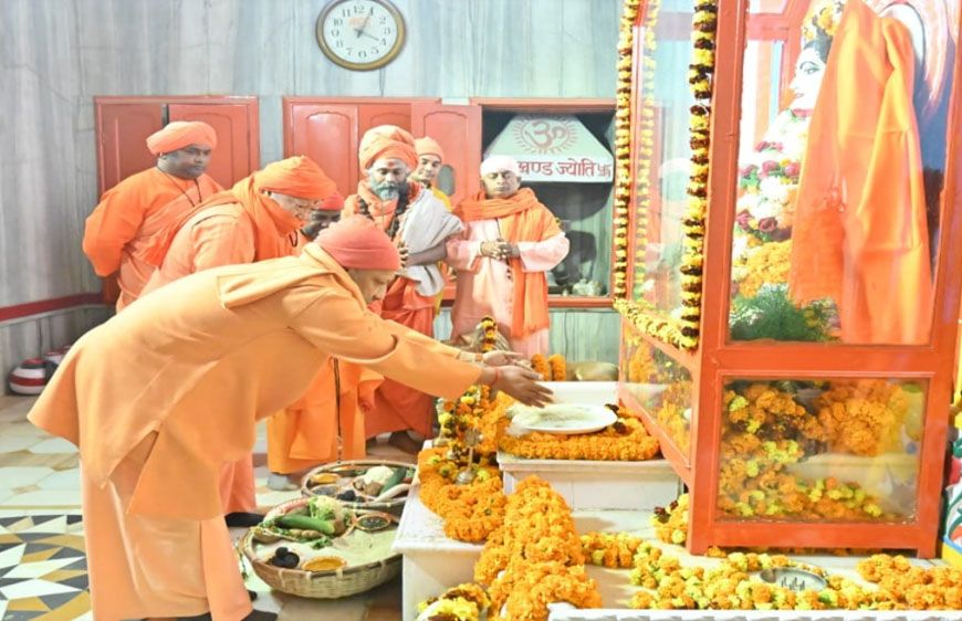सीएम योगी आदित्यनाथ ने अर्पित की गुरु गोरखनाथ को आस्था की खिचड़ी