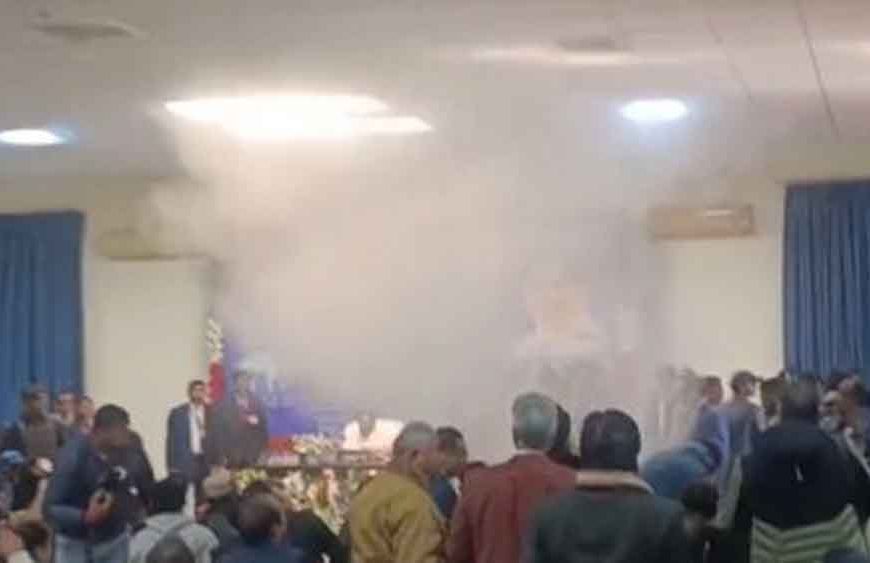 मायावती की प्रेस कॉन्फ्रेंस में शॉर्ट सर्किट से हड़कंप, सुरक्षा घेरे में बाहर लाई गईं बसपा सुप्रीमो