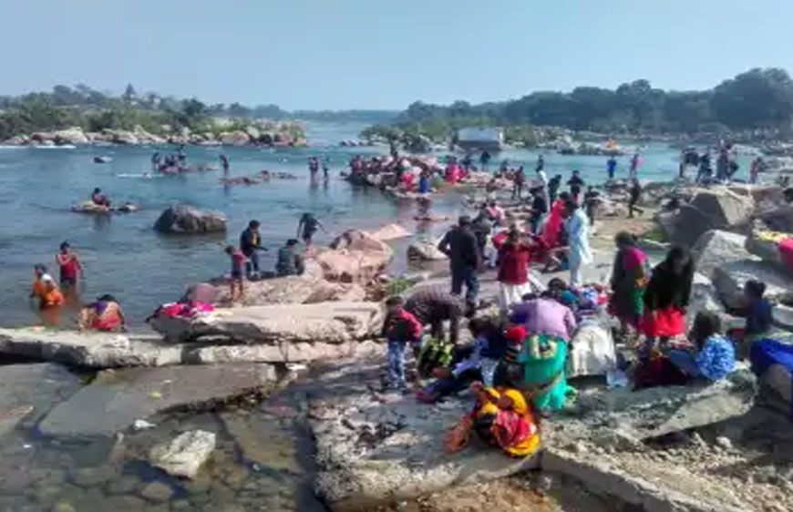 ओरछा में श्रद्धालुओं ने बेतवा नदी में लगाई डुबकी, रामराजा सरकार के दर्शन से मनाई मकर संक्रांति