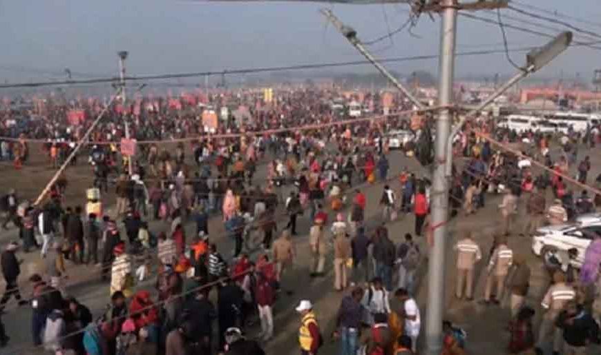 कड़ाके की ठंड को मात देकर संगम पहुंचे श्रद्धालु, माघ मेला में उमड़ी आस्था की भारी भीड़