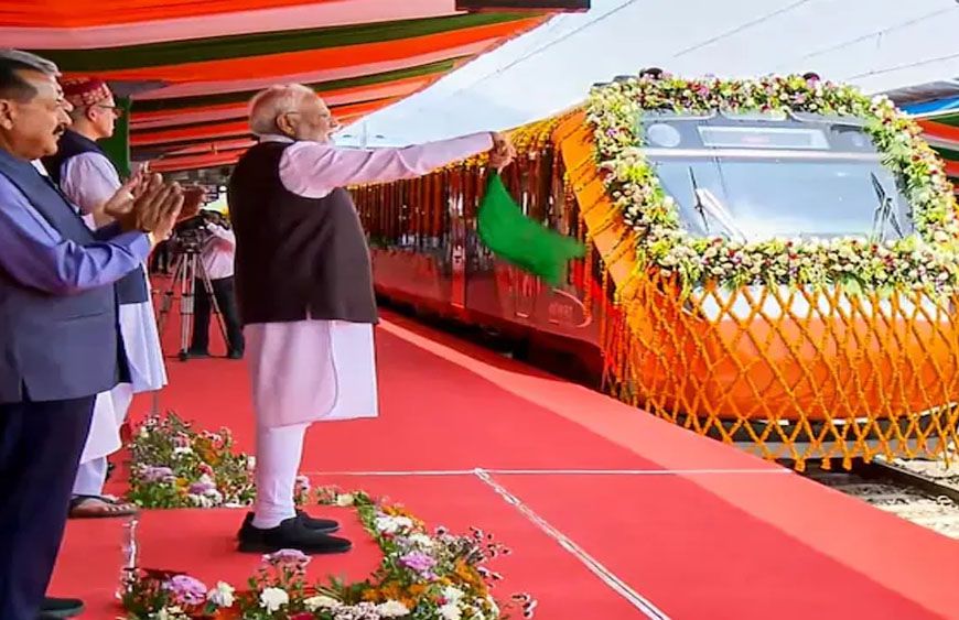 PM मोदी ने वंदे भारत स्लीपर ट्रेन को दिखाई हरी झंडी, राजधानी से भी सुपर फास्ट होगी यात्रा